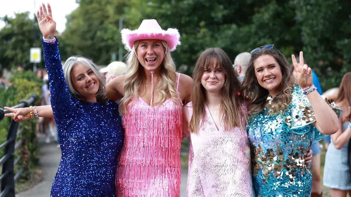 Vor allem die Fans ganz links und ganz rechts erinnern mit ihren Pailetten-Outfits sehr an die „Midnights”-Ära, oder was meint ihr?