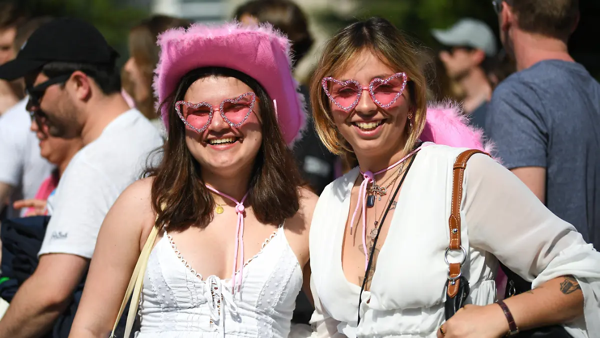 Locker, leicht, in schlichen Farben und im Boho-Stil wie beim Outfit der Dame rechts - DAS zeichnet die „Folkmore”-Era aus.