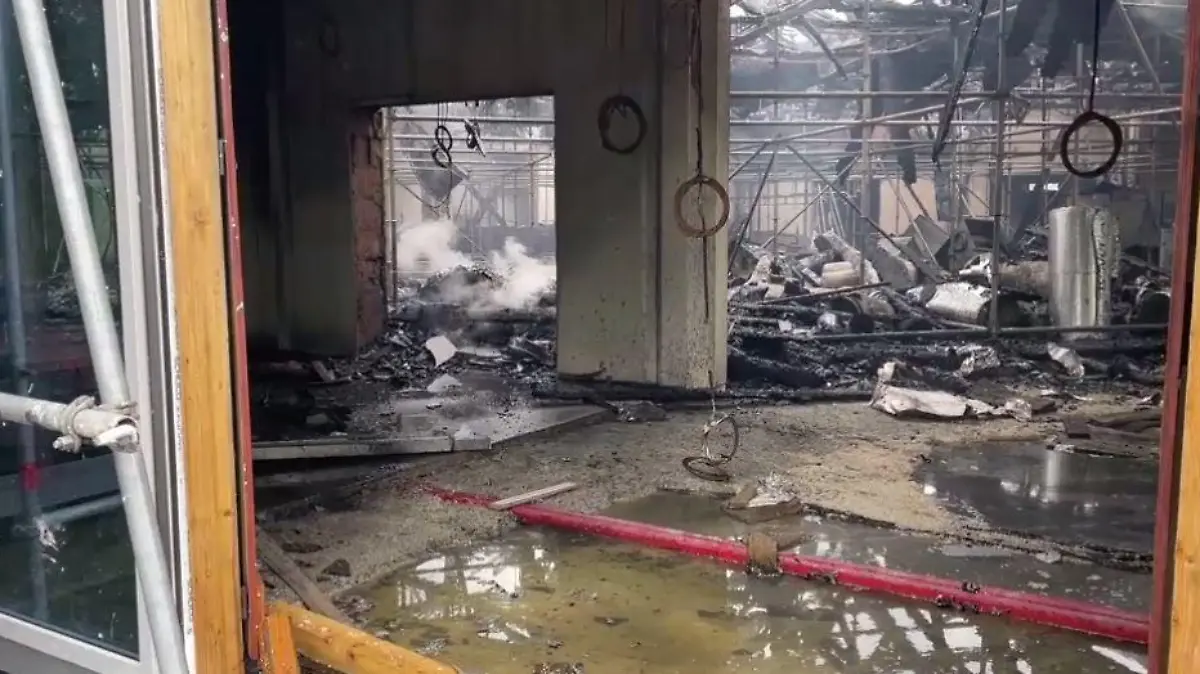 Von der frisch sanierten Stadthalle in Kreuztal steht nur noch eine Ruine, die genaue Brandursache muss noch ermittelt werden.