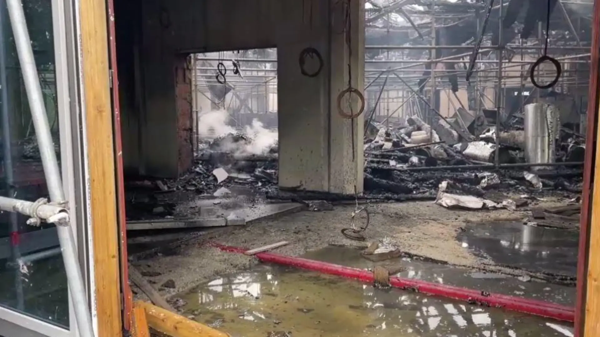 Von der frisch sanierten Stadthalle in Kreuztal steht nur noch eine Ruine, die genaue Brandursache muss noch ermittelt werden.