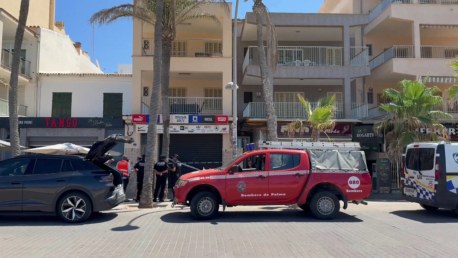 Die Polizei hat ein Haus, knapp 300 Meter vom eingestürzten Beach Club entfernt, abgesperrt.