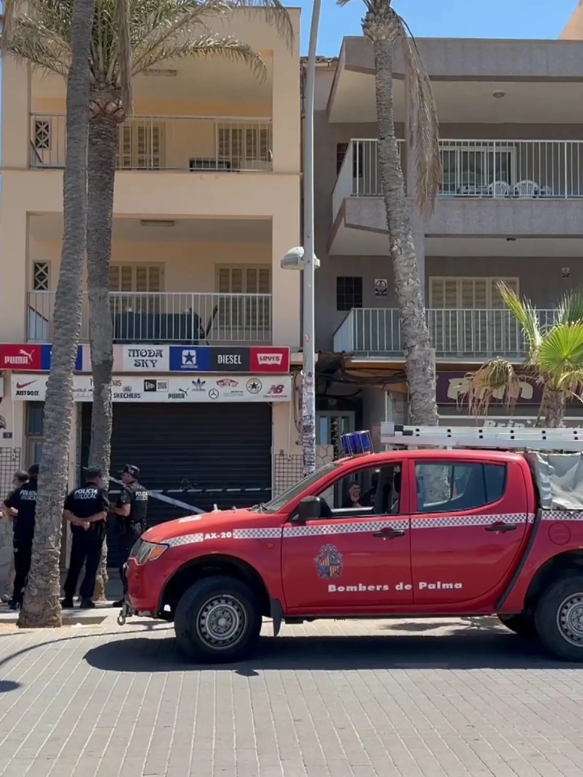 Die Polizei hat ein Haus, knapp 300 Meter vom eingestürzten Beach Club entfernt, abgesperrt. 