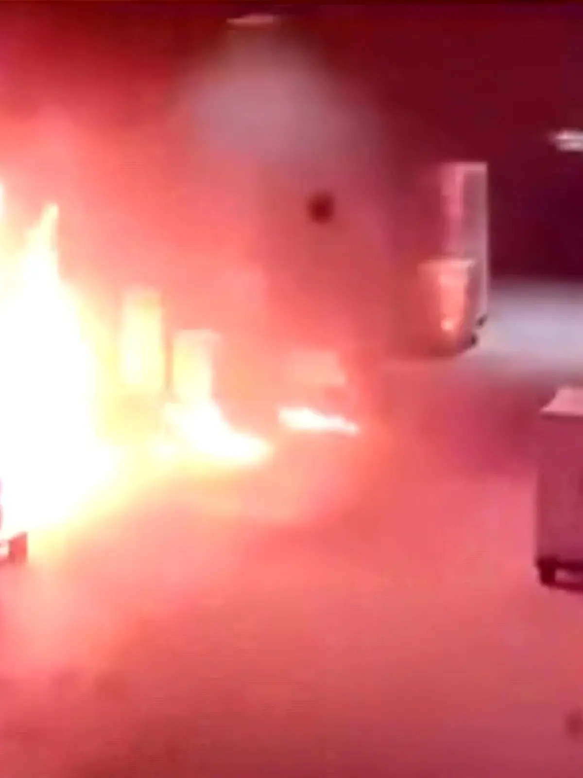 Ein Mann spielt auf der Arbeit in China mit Feuer herum, angeblich aus Langeweile. Doch dann geht das Ganze nach hinten los. Plötzlich gehen die Flammen auf andere Gegenstände der Halle über und es bricht ein riesiges Feuer aus. Der Arbeiter bemüht sich um Schadensbegrenzung, doch zu spät. Es kommt sogar zu einer Explosion. 
Der Mann sitzt derzeit in Gewahrsam und muss sich nun für sein Spiel mit dem Feuer verantworten.
