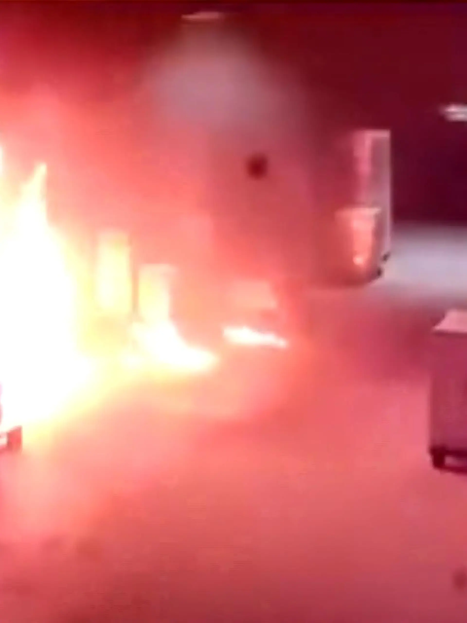 Ein Mann spielt auf der Arbeit in China mit Feuer herum, angeblich aus Langeweile. Doch dann geht das Ganze nach hinten los. Plötzlich gehen die Flammen auf andere Gegenstände der Halle über und es bricht ein riesiges Feuer aus. Der Arbeiter bemüht sich um Schadensbegrenzung, doch zu spät. Es kommt sogar zu einer Explosion. 
Der Mann sitzt derzeit in Gewahrsam und muss sich nun für sein Spiel mit dem Feuer verantworten.