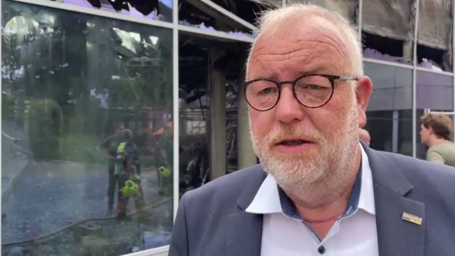 Von der frisch sanierten Stadthalle in Kreuztal steht nur noch eine Ruine, die genaue Brandursache muss noch ermittelt werden.