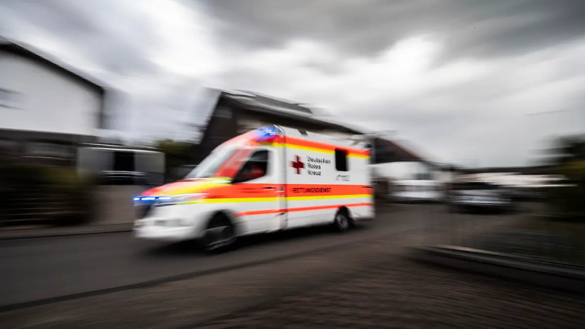 ARCHIV - 05.05.2021, Rheinland-Pfalz, Idar-Oberstein: Mit einer Schlaganfall-Patientin an Bord fährt ein Rettungswagen des Deutschen Roten Kreuzes (DRK) in eine Klinik. In den vergangenen fünf Jahren sind in Rheinland-Pfalz über 850 Angehörige von Rettungsdiensten und Feuerwehrleute bei ihren Einsätzen Opfer von Gewalt geworden. (Zu dpa: «Über 850 Rettungskräfte wurden bei Einsätzen Opfer von Gewalt») Foto: Boris Roessler/dpa +++ dpa-Bildfunk +++