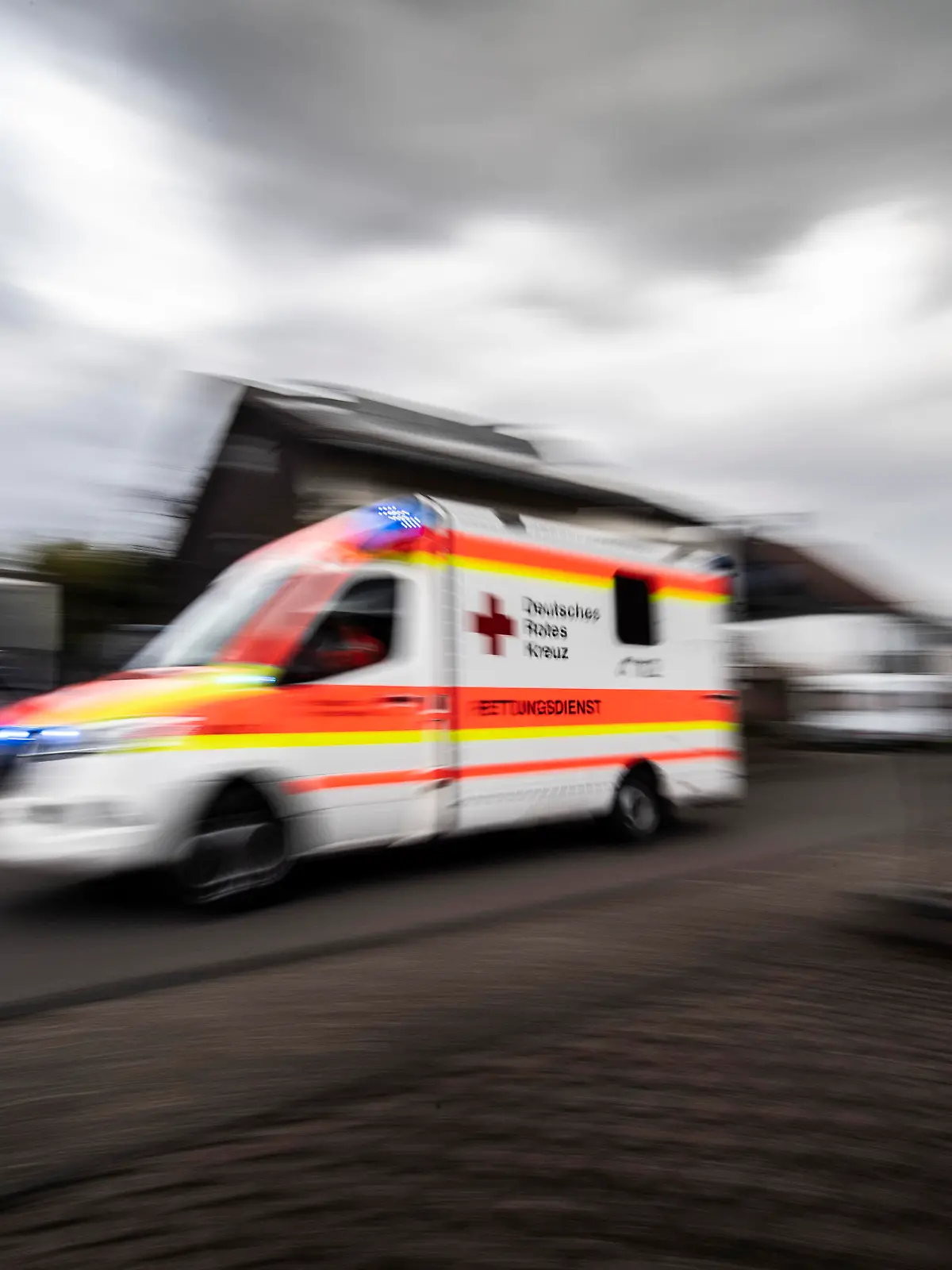 ARCHIV - 05.05.2021, Rheinland-Pfalz, Idar-Oberstein: Mit einer Schlaganfall-Patientin an Bord fährt ein Rettungswagen des Deutschen Roten Kreuzes (DRK) in eine Klinik. In den vergangenen fünf Jahren sind in Rheinland-Pfalz über 850 Angehörige von Rettungsdiensten und Feuerwehrleute bei ihren Einsätzen Opfer von Gewalt geworden. (Zu dpa: «Über 850 Rettungskräfte wurden bei Einsätzen Opfer von Gewalt») Foto: Boris Roessler/dpa +++ dpa-Bildfunk +++