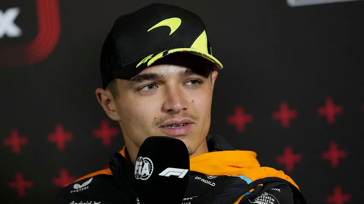 Der britische McLaren-Pilot Lando Norris spricht während einer Pressekonferenz.