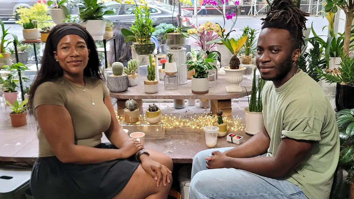 Marcelle Wallace und Marcus Dupont haben im Café Remi „Flower & Coffee” ihr erstes Date.