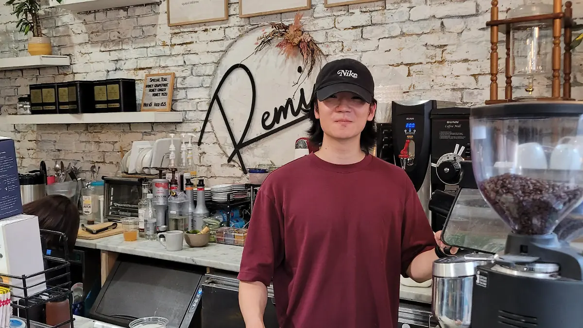 Kyle Kim arbeitet im Café Remi „Flower & Coffee”.