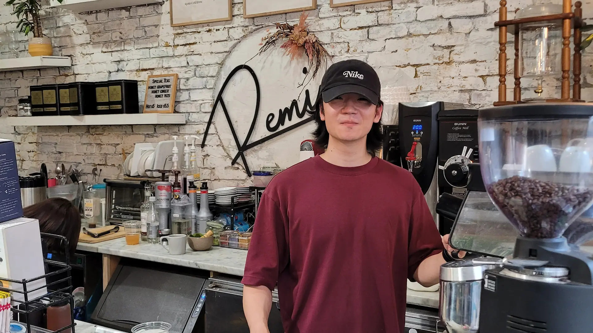 Kyle Kim arbeitet im Café Remi „Flower & Coffee”.