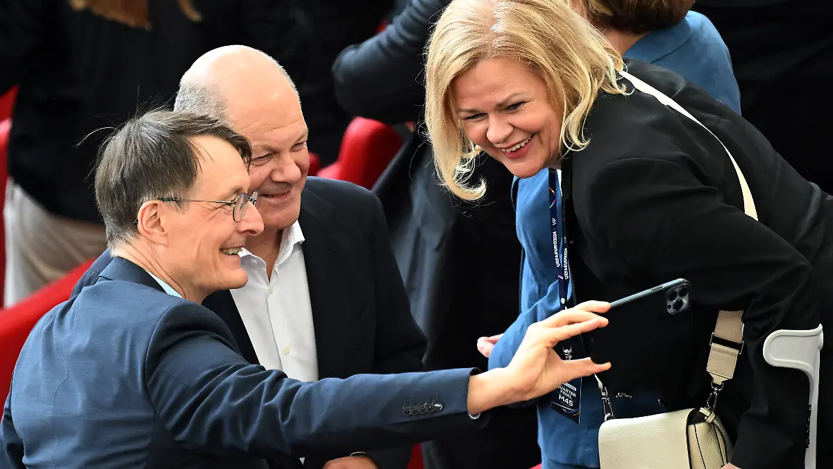 Noch ein Selfie vorm Spiel? Olaf Scholz, Karl Lauterbach und Nancy Faeser vor dem EM-Viertelfinale in Stuttgart.
