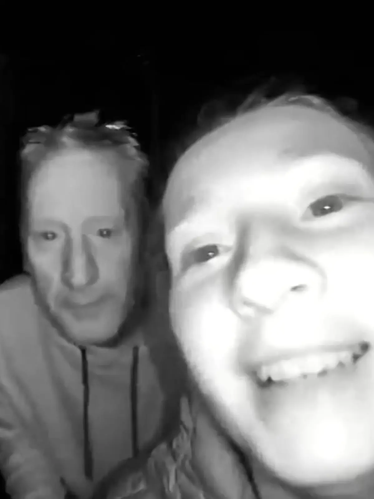 Dieses betrunkene Vater-Tochter-Duo versucht nach einem feuchtfröhlichen Abend ins Haus zu kommen. Das gelingt leider nicht so, wie sie sich das vorstellen. Ob sie es am Ende schaffen, seht ihr im Video!