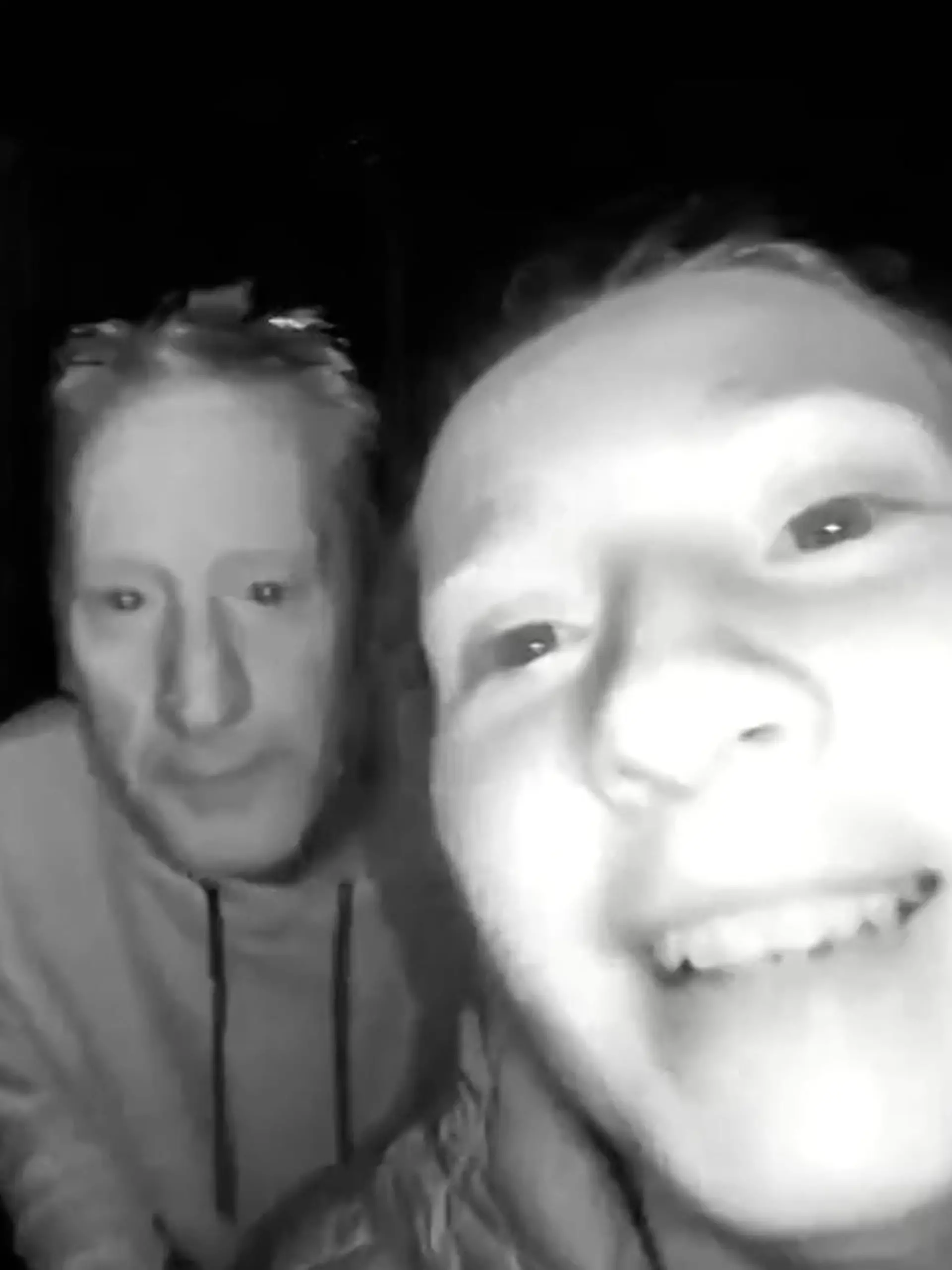 Dieses betrunkene Vater-Tochter-Duo versucht nach einem feuchtfröhlichen Abend ins Haus zu kommen. Das gelingt leider nicht so, wie sie sich das vorstellen. Ob sie es am Ende schaffen, seht ihr im Video!