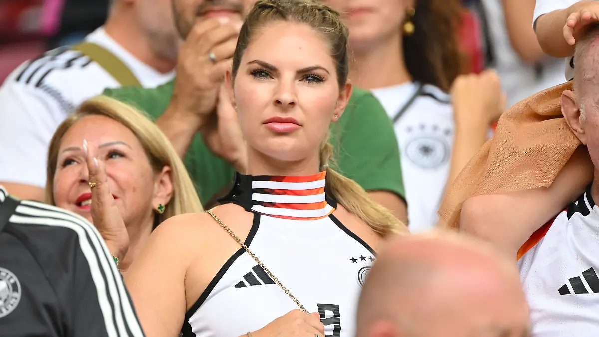 Stolz zeigt sich Lisa Füllkrug in ihrem sexy Fußball-Outfit beim EM-Viertelfinale gegen Spanien