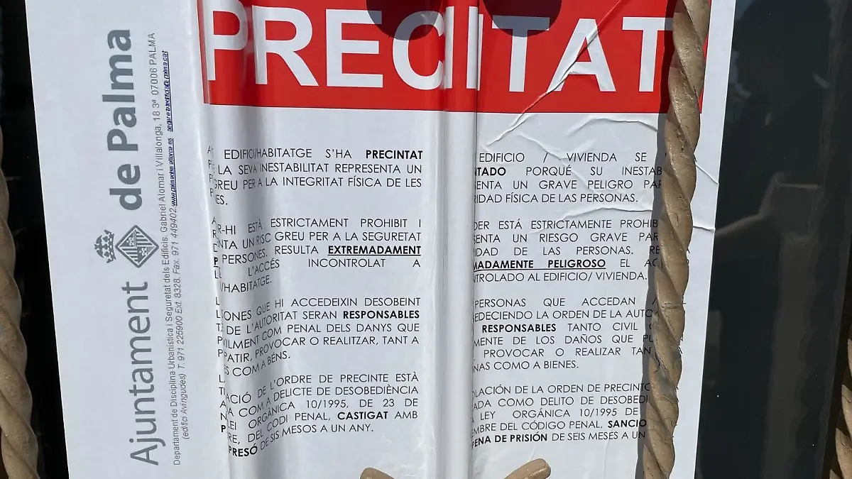 Auf einem behördlichen Aufkleber auf dem abgesperrten Haus steht, dass kein Mensch in das Gebäude gehen darf.