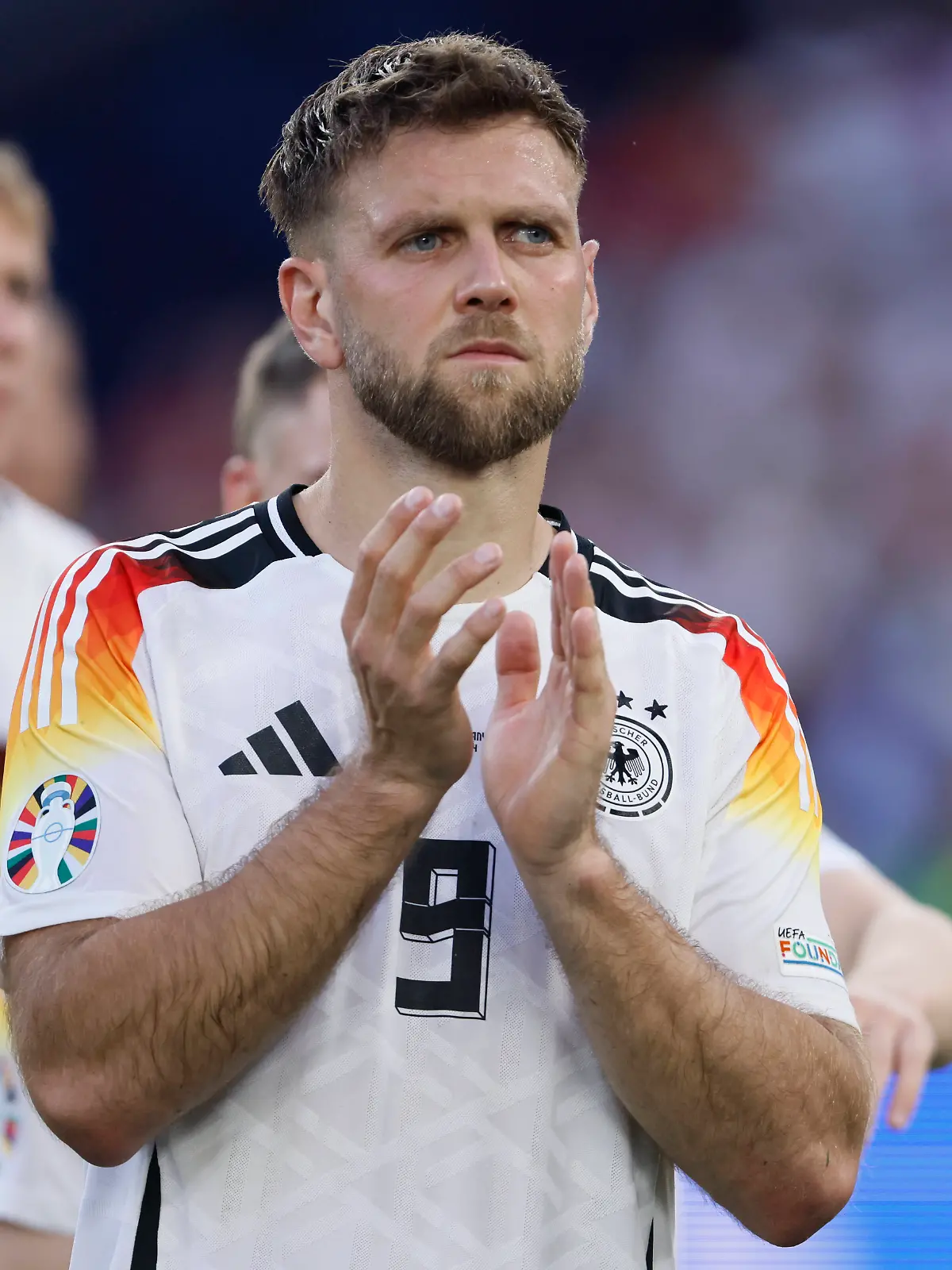 Niclas Füllkrug applaudiert den deutschen Fans nach dem EM-Aus gegen Spanien