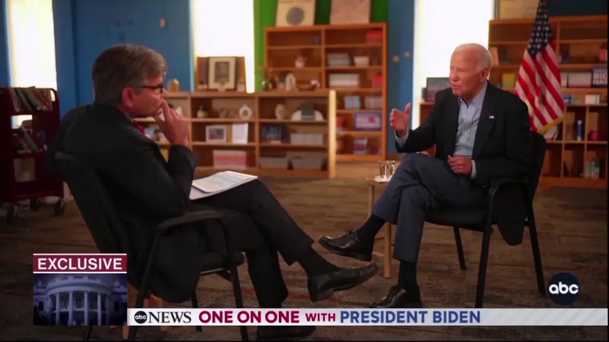 ABC-Reporter George Stephanopoulos (l.) fragte Biden wiederholt nach seiner Fitness und Gesundheit 