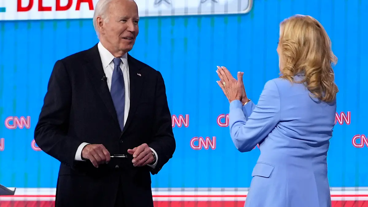 27.06.2024, USA, Atlanta: First Lady Jill Biden (r) begrüßt US-Präsident Joe Biden am Ende einer von CNN veranstalteten Präsidentschaftsdebatte mit dem ehemaligen US-Präsidenten Trump. Foto: Gerald Herbert/AP +++ dpa-Bildfunk +++
