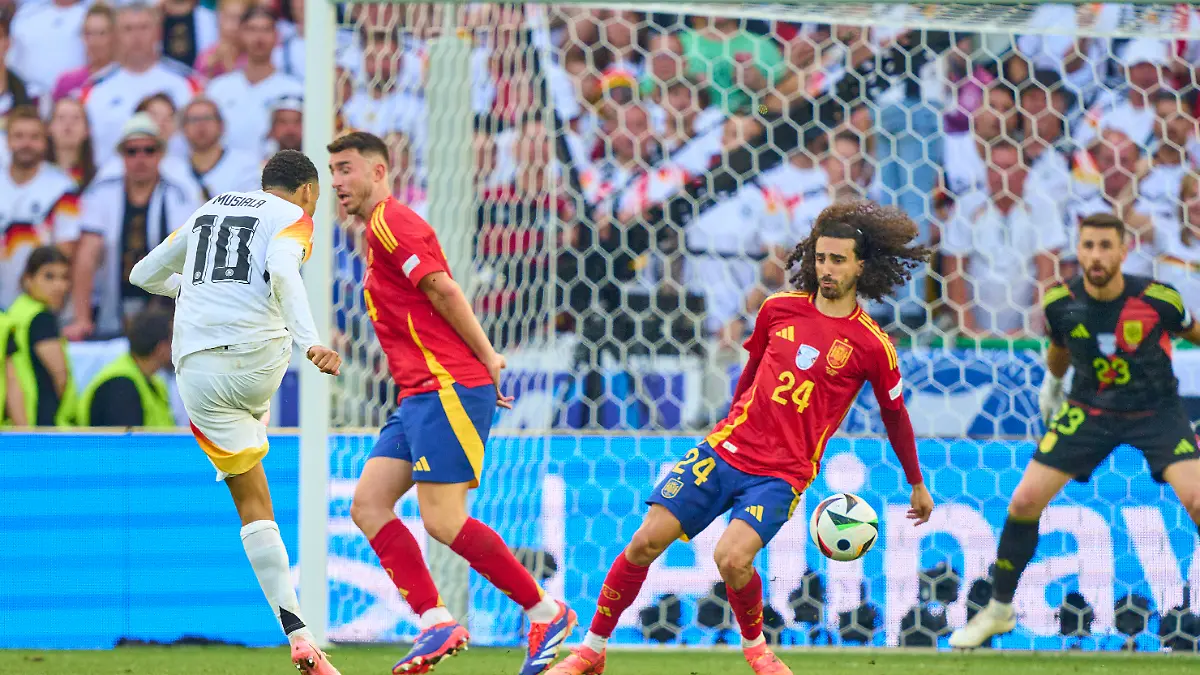 Handspiel des spanischen Verteidigers Marc Cucurella im Strafraum nach einem Schuss von Deutschlands Jamal Musiala im EM-Viertelfinale 2024.