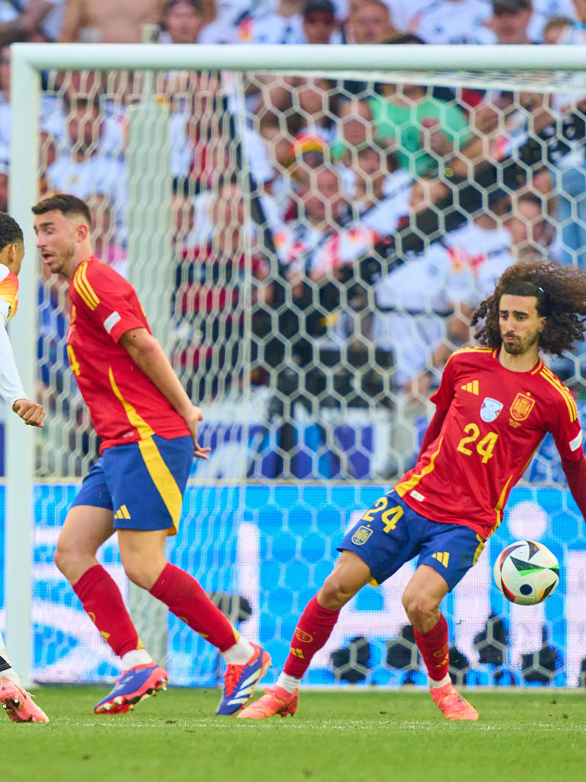 Handspiel des spanischen Verteidigers Marc Cucurella im Strafraum nach einem Schuss von Deutschlands Jamal Musiala im EM-Viertelfinale 2024.