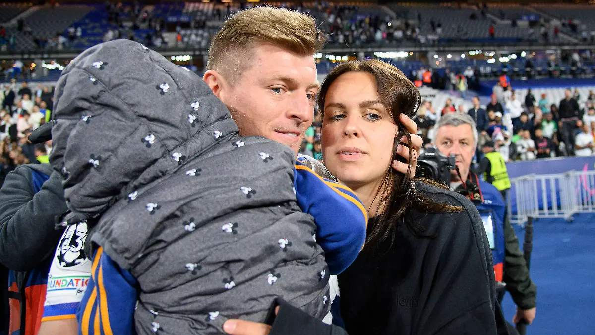 Toni Kroos mit Ehefrau und Kind beim Champions League Finale 2022. 