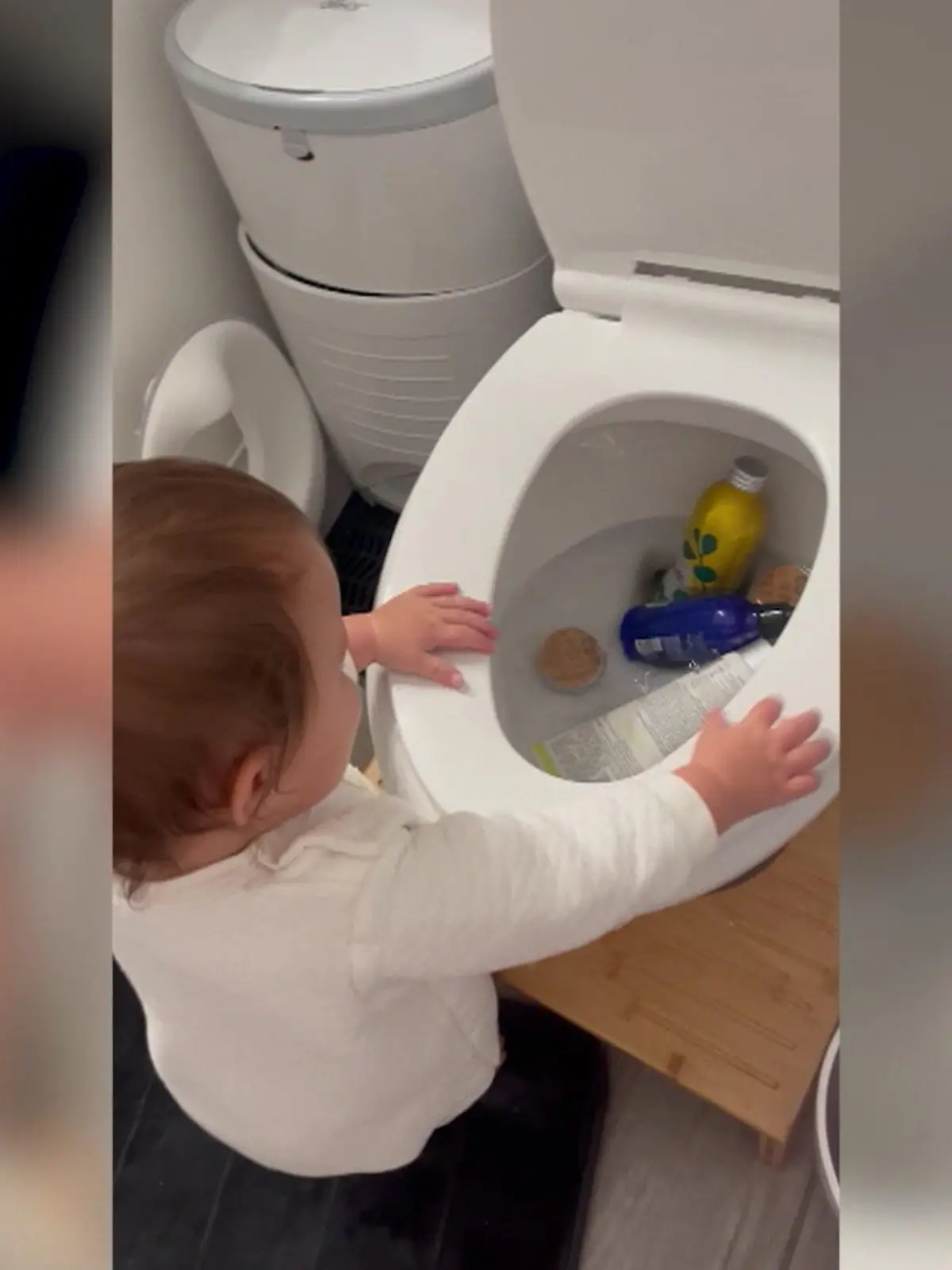 Bild zu: "Plötzlich sind Muttis Sachen weg! Baby im Aufräum-Modus – diese Aktion ist ein Griff ins Klo
"