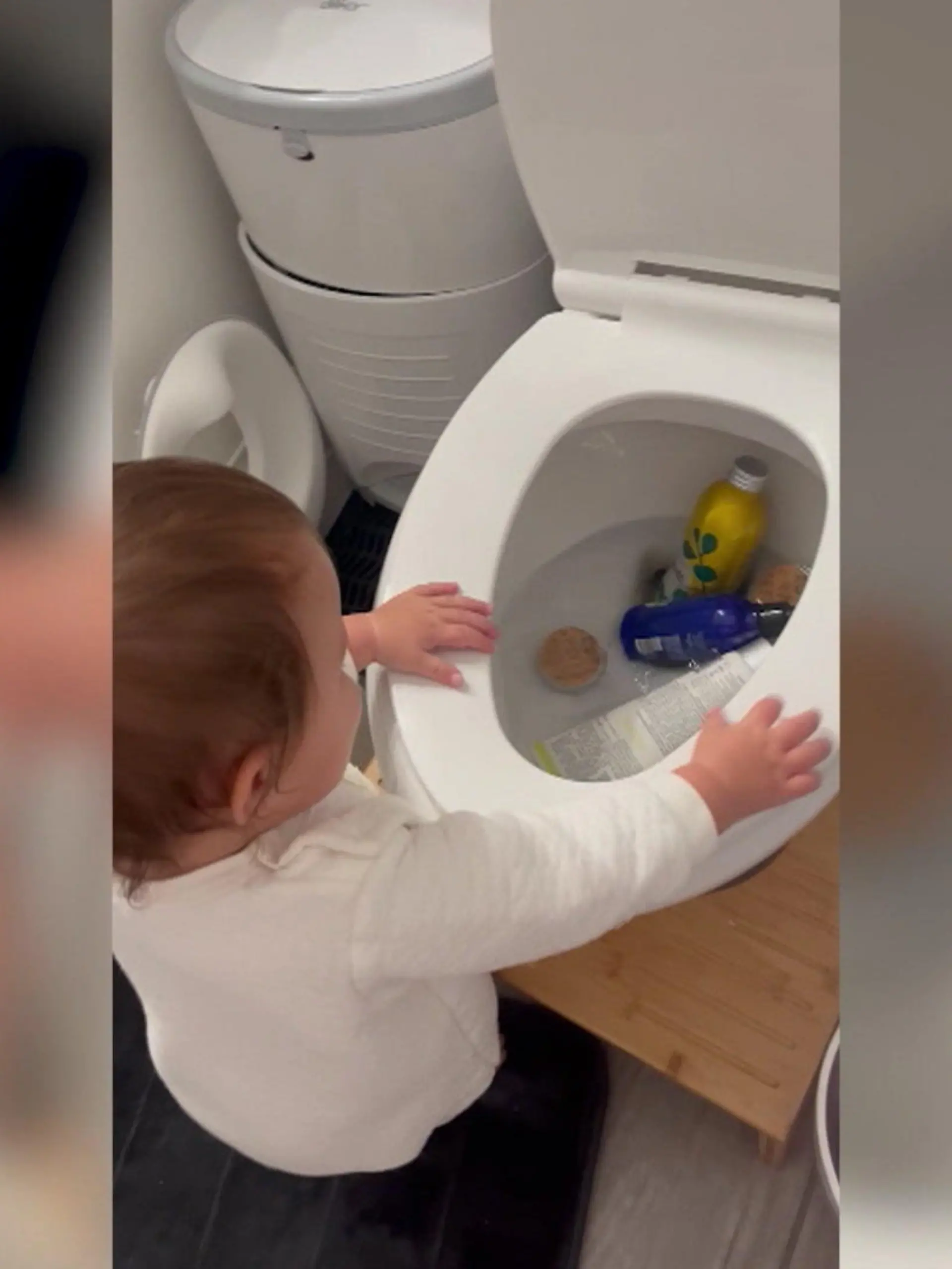 Bild zu: "Plötzlich sind Muttis Sachen weg! Baby im Aufräum-Modus – diese Aktion ist ein Griff ins Klo
"