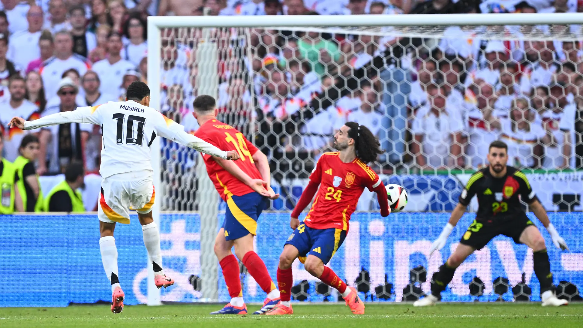 Der Spanier Marc Cucurella wehrt mit einem Handspiel einen Schuss von Deutschlands Jamal Musiala ab. Szene aus dem EM-Viertelfinale zwischen Deutschland und Spanien