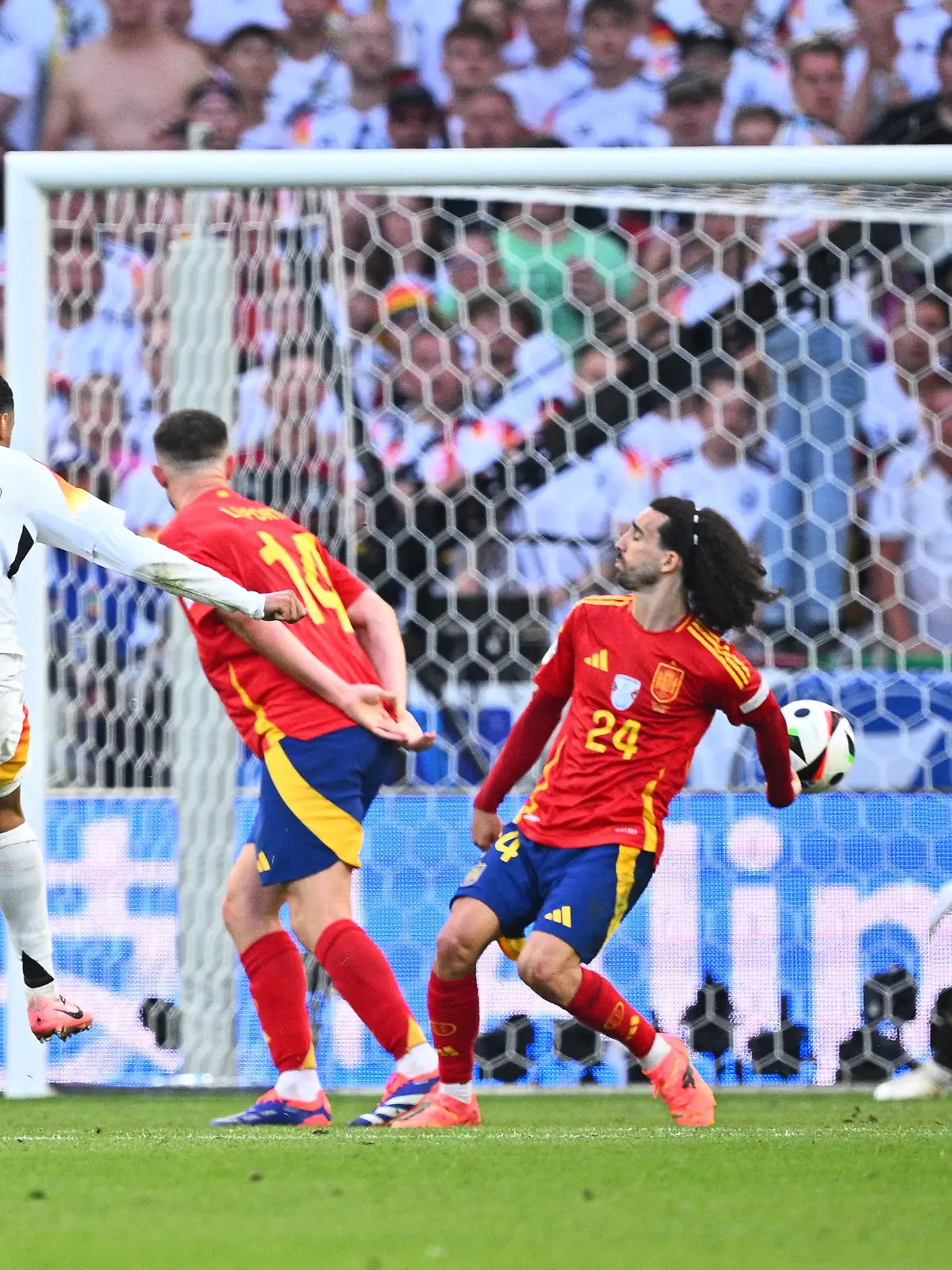 Der Spanier Marc Cucurella wehrt mit einem Handspiel einen Schuss von Deutschlands Jamal Musiala ab. Szene aus dem EM-Viertelfinale  zwischen Deutschland und Spanien