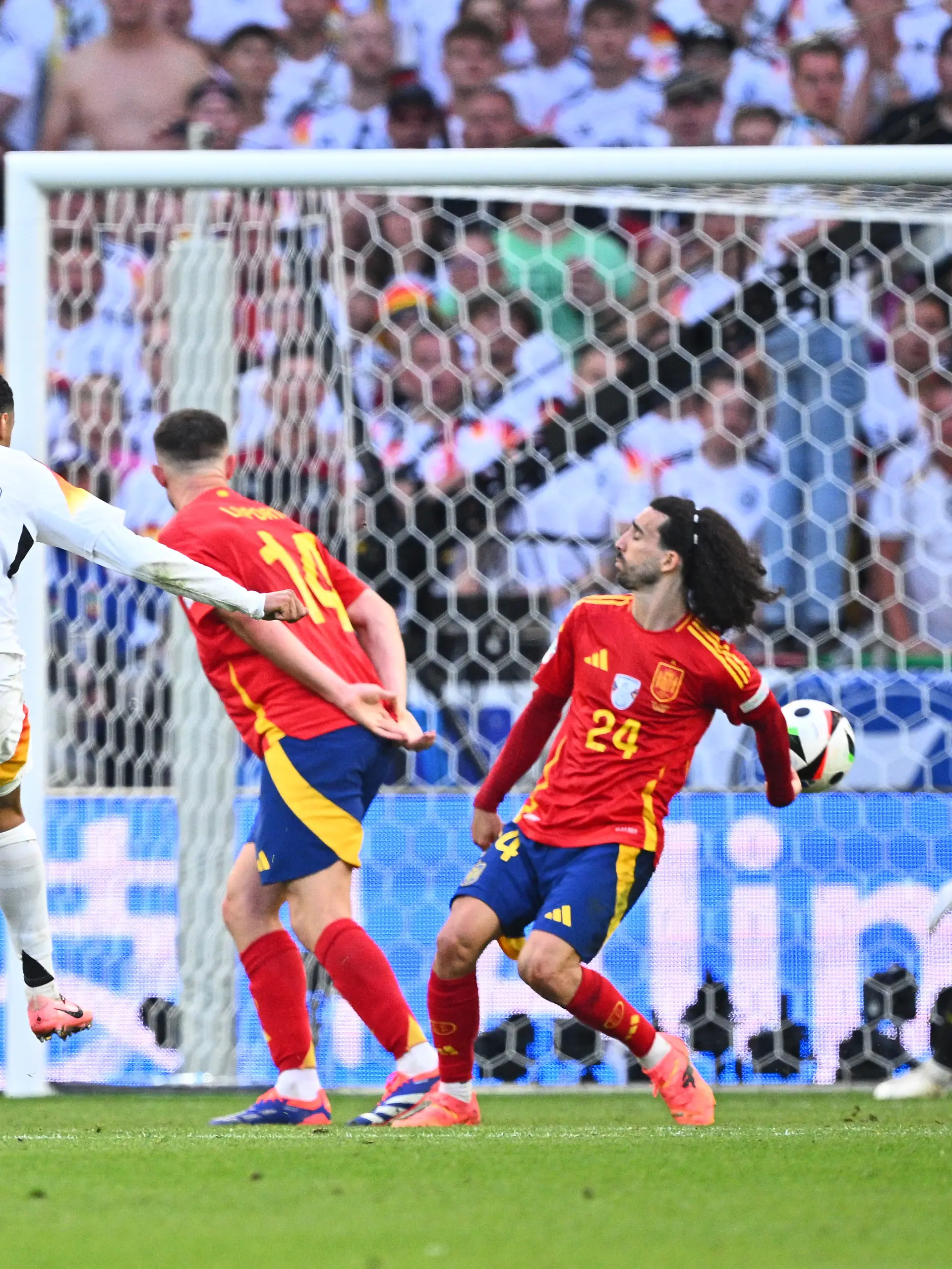 Der Spanier Marc Cucurella wehrt mit einem Handspiel einen Schuss von Deutschlands Jamal Musiala ab. Szene aus dem EM-Viertelfinale  zwischen Deutschland und Spanien