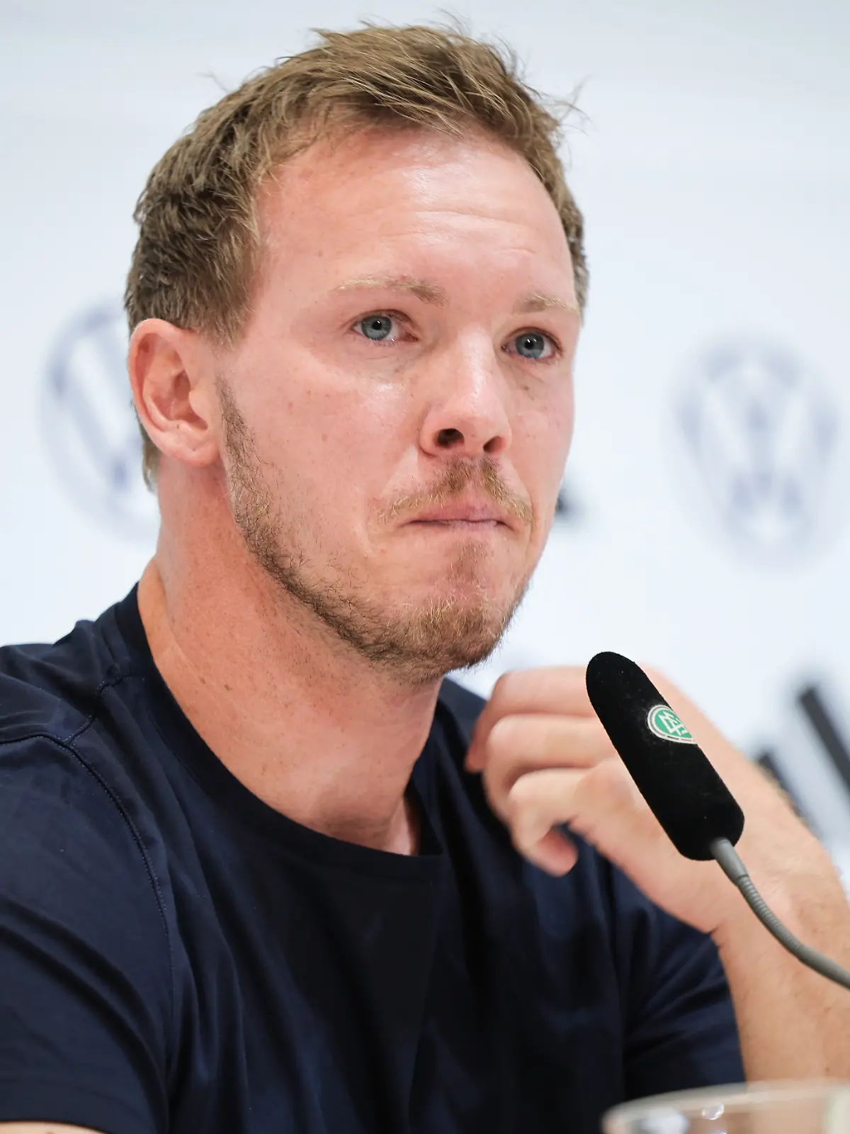 Fußball: EM, Pressekonferenz nach dem Ausscheiden der deutschen Nationalmannschaft, Bundestrainer Julian Nagelsmann kämpft mit den Tränen bei der Abschluss-Pressekonferenz.