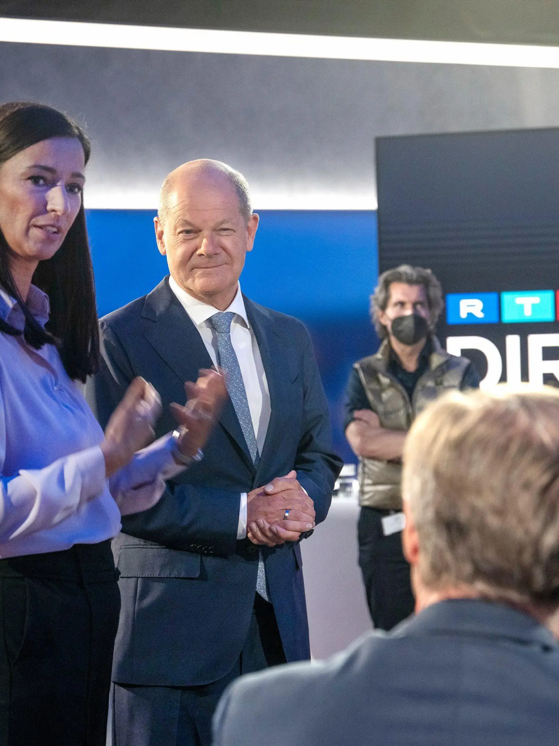 Berlin, 16.05.2022: Moderatorin Pinar Atalay begrüßt Bundeskanzler Olaf Scholz bei 'RTL Direkt Spezial mit Olaf Scholz - Kann der Kanzler Krise?'. Olaf Scholz wird RTL-Zuscherfragen beantworten.

+++ Die Verwendung des sendungsbezogenen Materials ist nur mit dem Hinweis und Verlinkung auf RTL+ gestattet. +++
