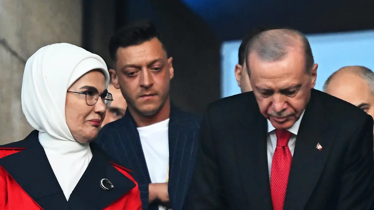 Fußball, UEFA Euro 2024, EM, Niederlande - Türkei, Finalrunde, Viertelfinale, Olympiastadion Berlin, Mesut Özil (M), ehemaliger deutscher Nationalspieler, steht hinter Recep Tayyip Erdogan (r), Präsident der Türkei, und seiner Frau Emine Erdogan (l) vor dem Spiel auf der Tribüne.