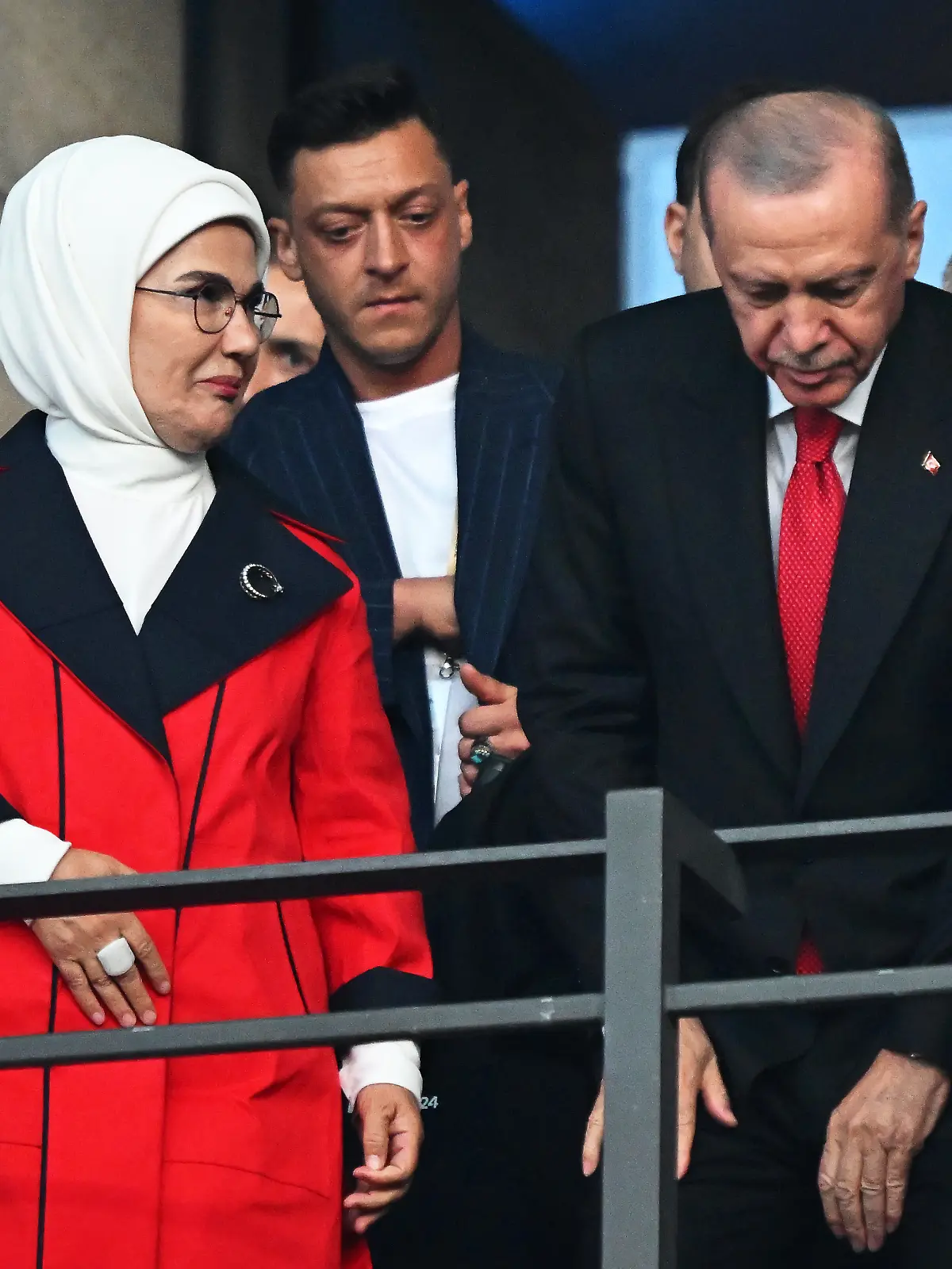 Fußball, UEFA Euro 2024, EM, Niederlande - Türkei, Finalrunde, Viertelfinale, Olympiastadion Berlin, Mesut Özil (M), ehemaliger deutscher Nationalspieler, steht hinter Recep Tayyip Erdogan (r), Präsident der Türkei, und seiner Frau Emine Erdogan (l) vor dem Spiel auf der Tribüne.