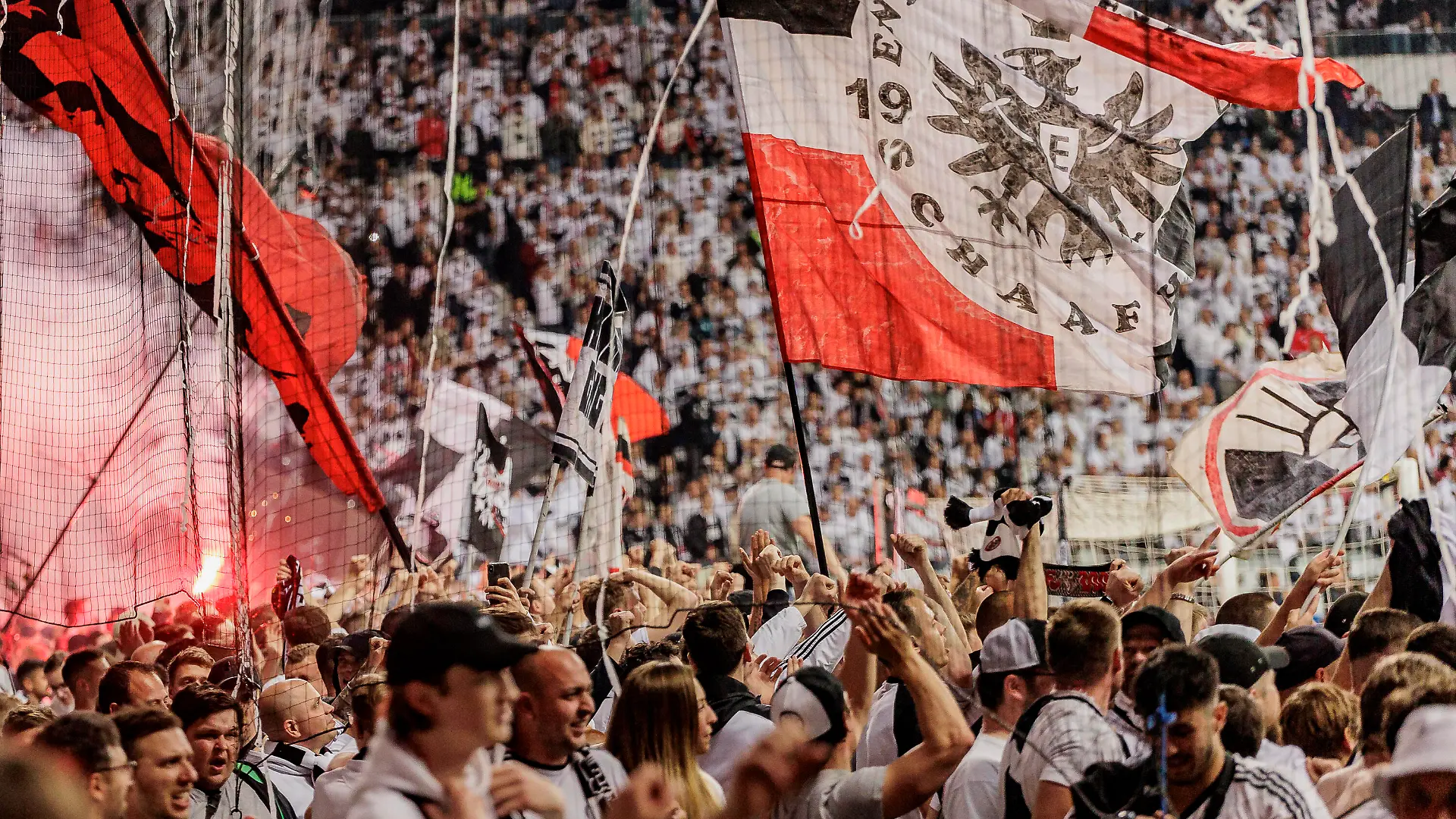 UEFA Europa League, Eintracht Frankfurt vs. West Ham United, Deutsche Bank Park, Frankfurt, 05.05.2022 Viele Eintracht Fans warten auf den Sturm des Platzes, Eintracht Frankfurt vs. West Ham United, Frankfurt, Deutsche Bank Park, 5.5.2022 *** UEFA Europa League, Eintracht Frankfurt vs West Ham United, Deutsche Bank Park, Frankfurt, 05 05 2022 Many Eintracht fans are waiting for the storm of the pitch, Eintracht Frankfurt vs West Ham United, Frankfurt, Deutsche Bank Park, 5 5 2022 Copyright: xBEAUTIFULxSPORTS/Gawlikx
