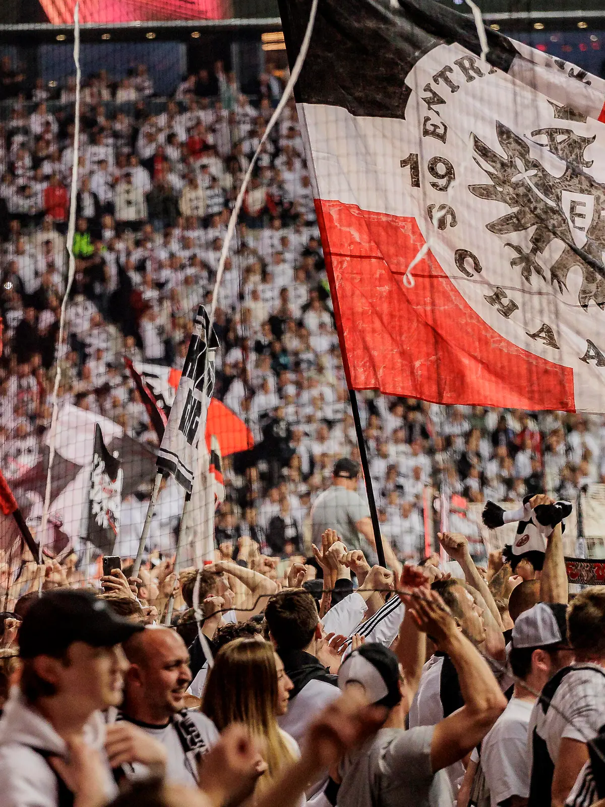  UEFA Europa League, Eintracht Frankfurt vs. West Ham United, Deutsche Bank Park, Frankfurt, 05.05.2022 Viele Eintracht Fans warten auf den Sturm des Platzes, Eintracht Frankfurt vs. West Ham United, Frankfurt, Deutsche Bank Park, 5.5.2022 *** UEFA Europa League, Eintracht Frankfurt vs West Ham United, Deutsche Bank Park, Frankfurt, 05 05 2022 Many Eintracht fans are waiting for the storm of the pitch, Eintracht Frankfurt vs West Ham United, Frankfurt, Deutsche Bank Park, 5 5 2022 Copyright: xBEAUTIFULxSPORTS/Gawlikx