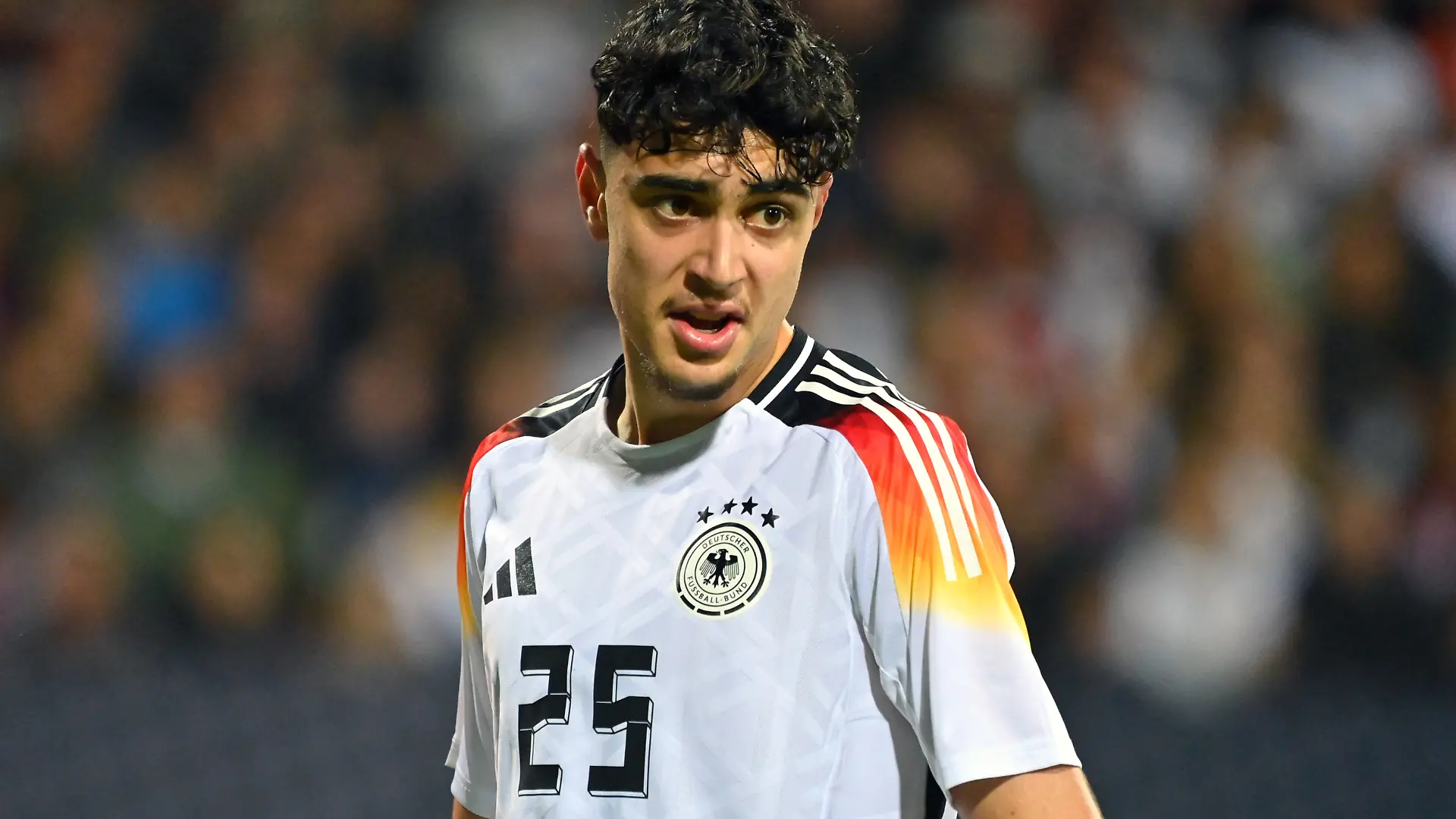 Aleksandar Pavlovic im Trikot der deutschen Nationalmannschaft