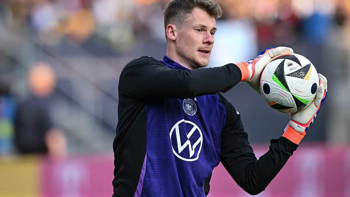 Torwart Alexander Nuebel im Trainingsanzug der Deutschen Nationalmannschaft