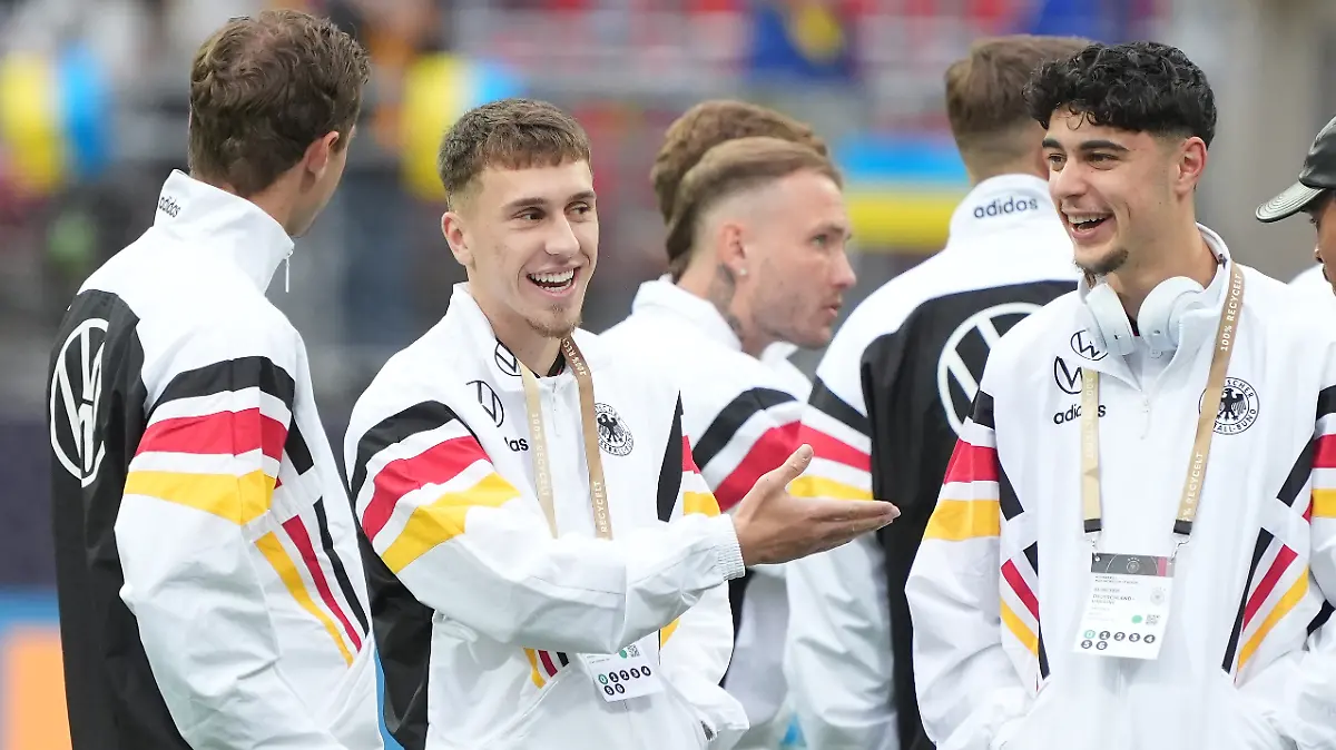 Brajan Gruda und Aleksandar Pavlovic mit mit Thomas Müller im Trainingsanzug der deutschen Nationalmannschaft