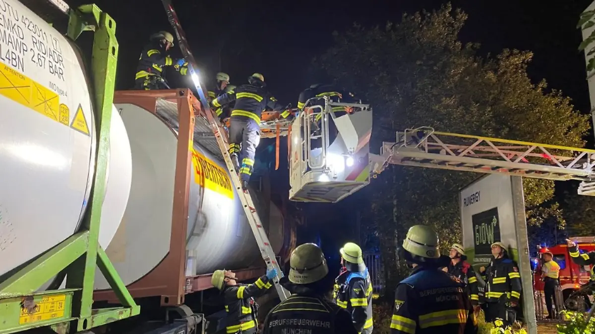 Einsatzkräfte bei der Rettung des Verunglückten
 am Bahnhof Trudering