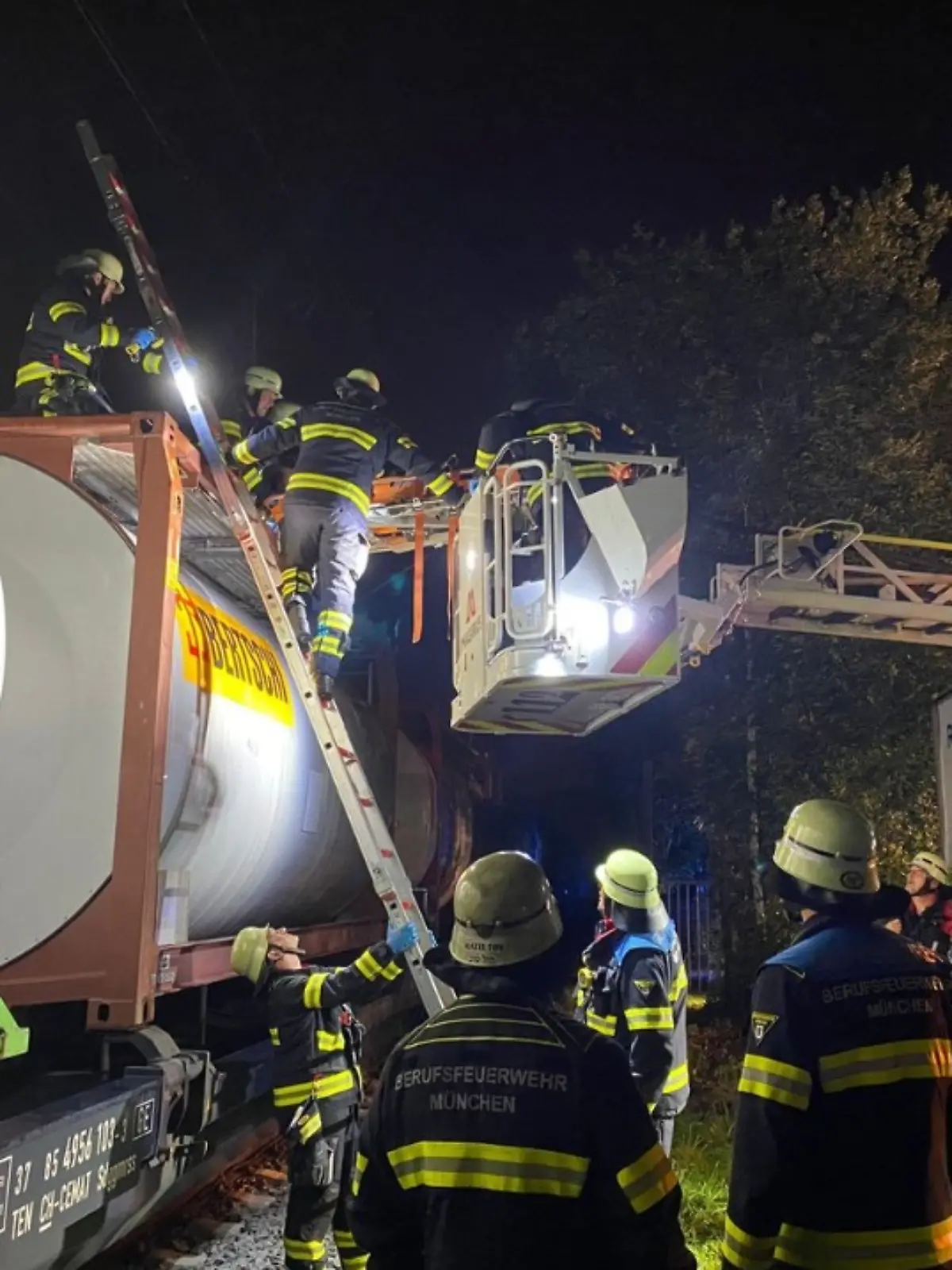 Einsatzkräfte bei der Rettung des Verunglückten
 am Bahnhof Trudering
