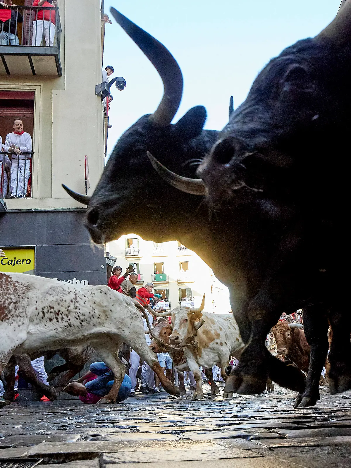 July 7, 2024, Pamplona, Navarre, Spain: People take part in the traditional encierro bull-run of the San Fermin Festival in Pamplona, Spain on July 07, 2024. The bull-running fiesta is held annually from 06 to 14 July in commemoration of the city s patron saint. Visitors from all over the world attend the festival. Many of them physically participate in the highlight event - the running of the bulls, or encierro - where they attempt to outrun the animals along a route through the narrow streets of Pamplona s old city. Pamplona Spain - ZUMAa206 20240707_zsp_a206_023 Copyright: xRubenxAlbarranx