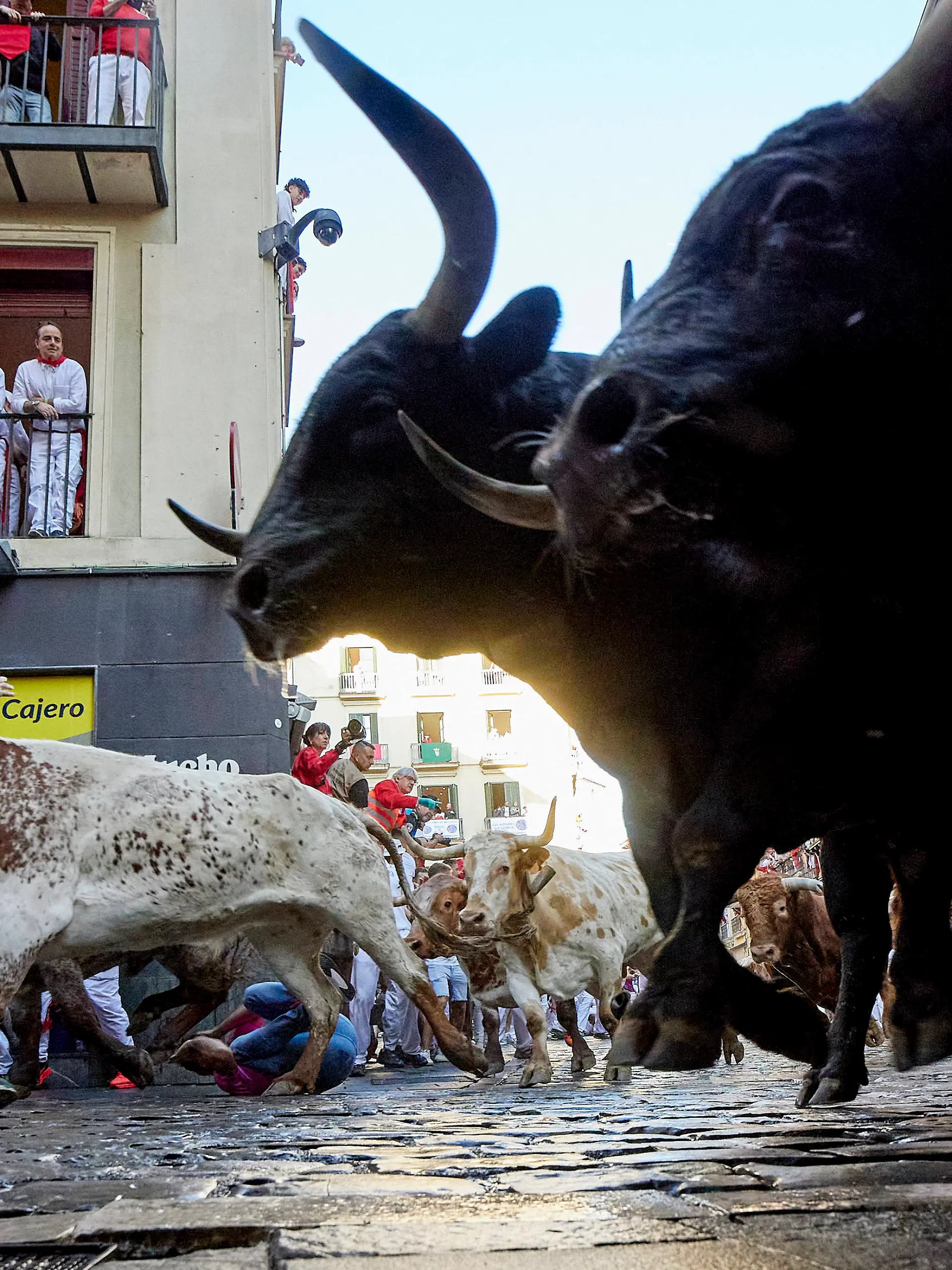 July 7, 2024, Pamplona, Navarre, Spain: People take part in the traditional encierro bull-run of the San Fermin Festival in Pamplona, Spain on July 07, 2024. The bull-running fiesta is held annually from 06 to 14 July in commemoration of the city s patron saint. Visitors from all over the world attend the festival. Many of them physically participate in the highlight event - the running of the bulls, or encierro - where they attempt to outrun the animals along a route through the narrow streets of Pamplona s old city. Pamplona Spain - ZUMAa206 20240707_zsp_a206_023 Copyright: xRubenxAlbarranx