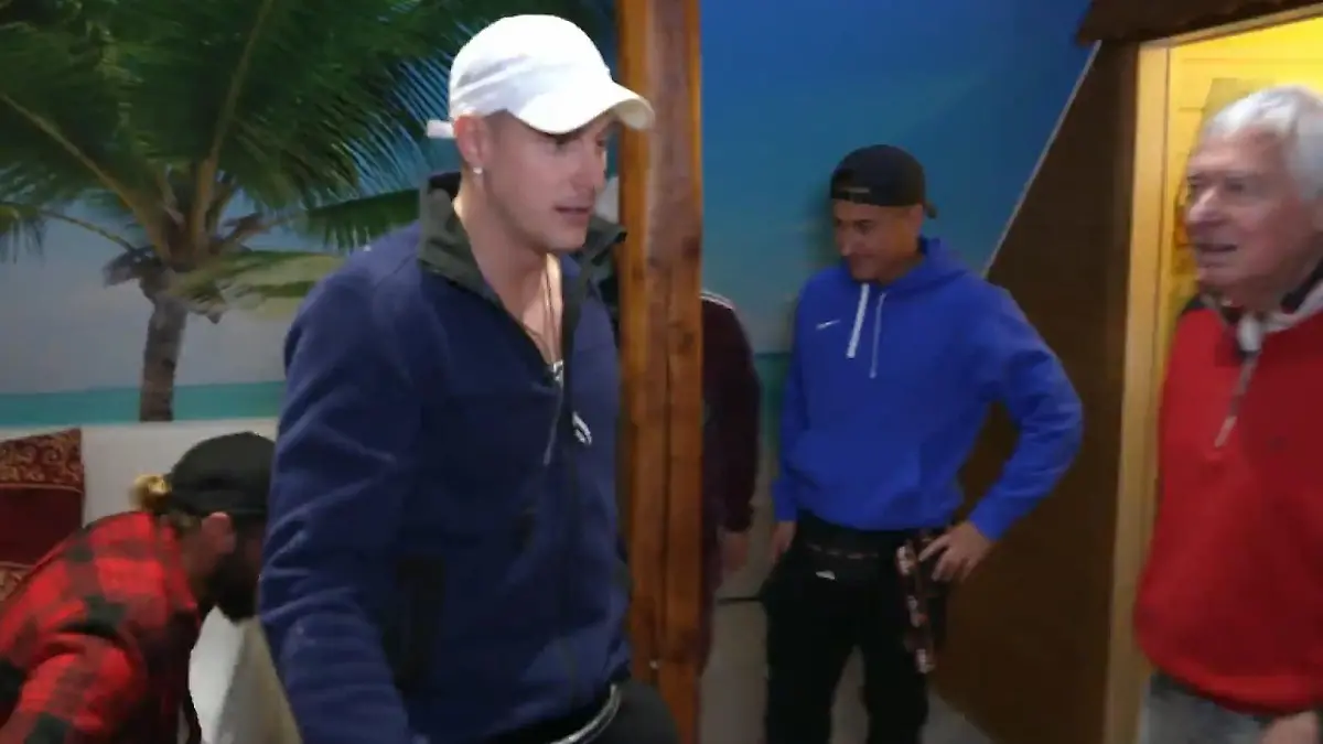 Calvin Kleinen hat jede Menge Hilfe, als es darum geht, sein altes Kinderzimmer ordentlich auf Vordermann zu bringen.