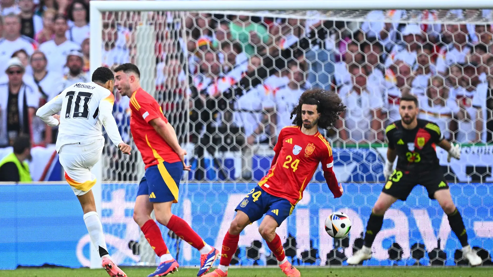 Handelfmeter oder nicht? Marc Cucurella überlässt die Antwort lieber dem Schiedsrichtergespann.