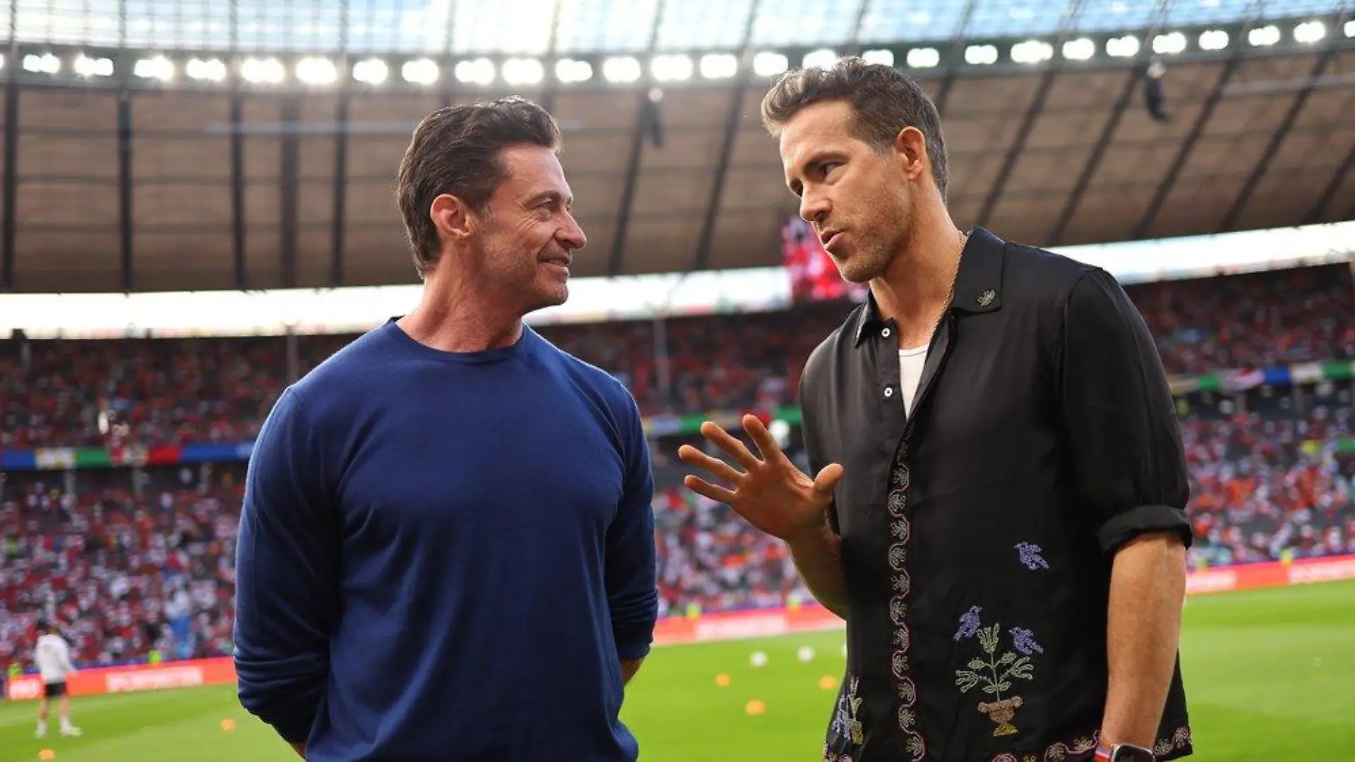 Hollywood bei der Heim-EM: Hugh Jackman und Ryan Reynolds im Stadion