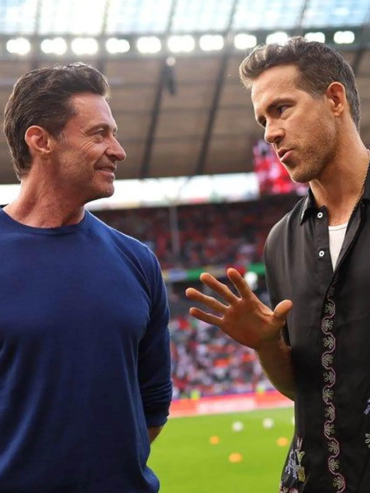 Hollywood bei der Heim-EM: Hugh Jackman und Ryan Reynolds im Stadion