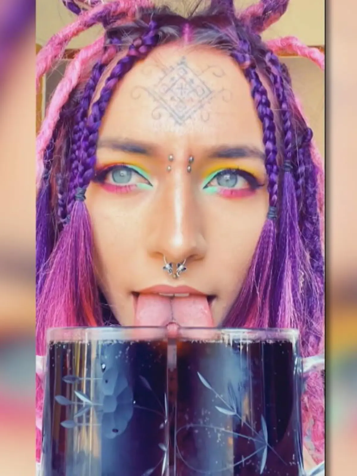 Wenn man mit gespaltener Zunge spricht, sagt man im Volksmund oft nicht die Wahrheit. Das wäre bei der Dame im Video blöd, weil tausende Zuschauer auf ihr Urteil vertrauen. Durch Body-Modificaiton hat Brianna Shihadeh zwei Zungenspitzen - und vergleicht damit zwei Cola-Marken.