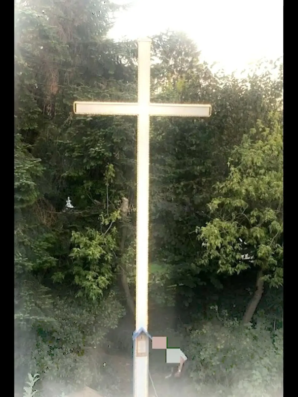 Bild zu: "Streit um XXL-Kreuz in Garten"